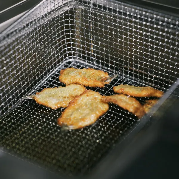 Frittura dorata in un cestello d'acciaio
