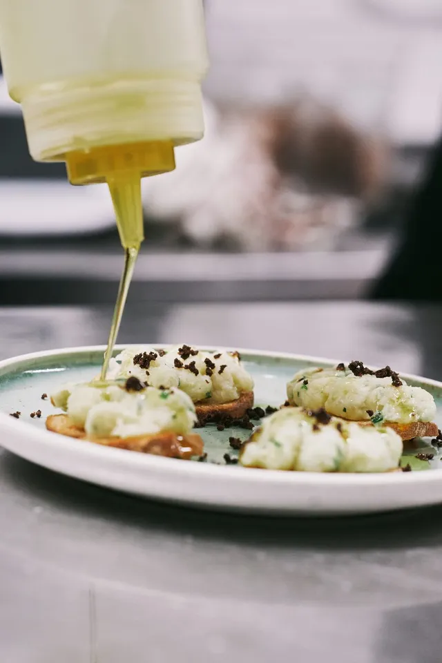 Un filo d'olio sui crostini di baccalà mantecato