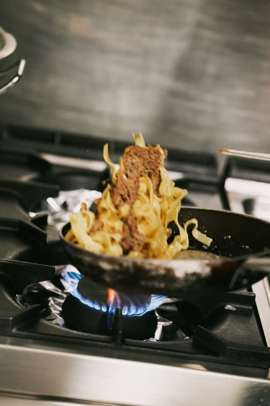 Le tagliatelle saltate in padella sul fuoco vivo