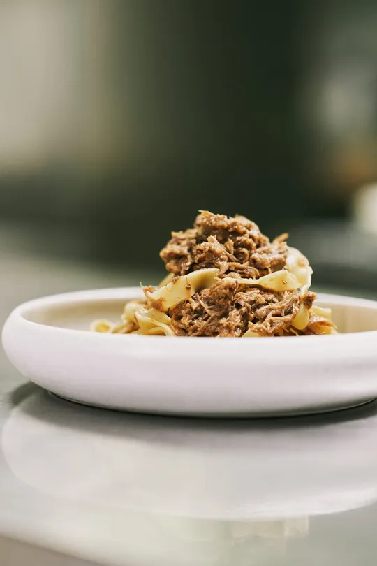 Un piatto di tagliatelle al ragù, pronto da servire